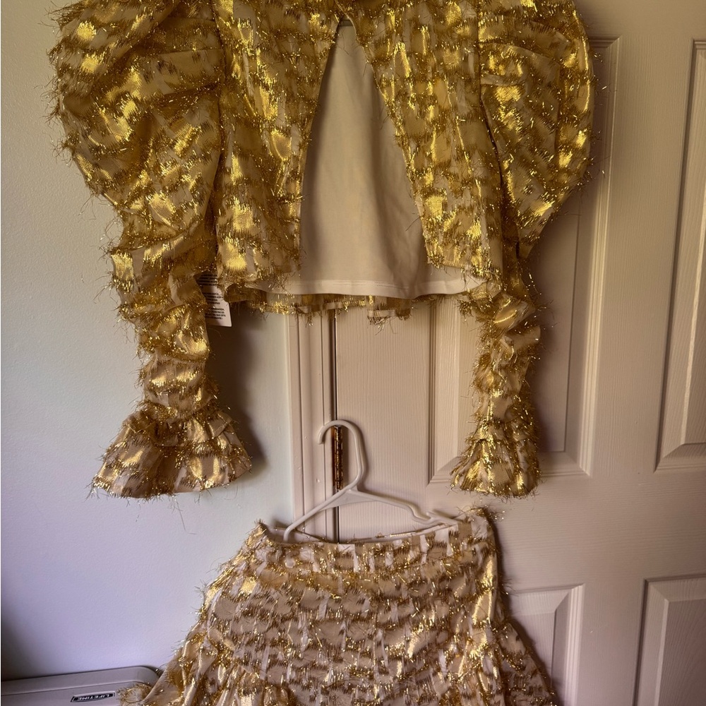 Gold Metallic Ruffle Crop Top US 4 & Matching Short Set US 6 - Picture 4 of 5